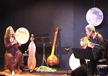 image du spectacle Solstices avec Catherine Braslavsky jouant du bendir et Joseph Rowe jouant du oud
